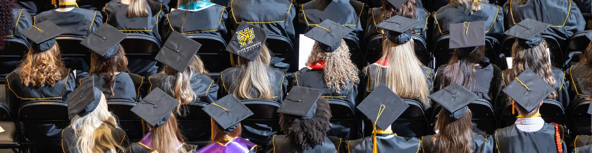 正规博彩十大网站排名 students at graduation